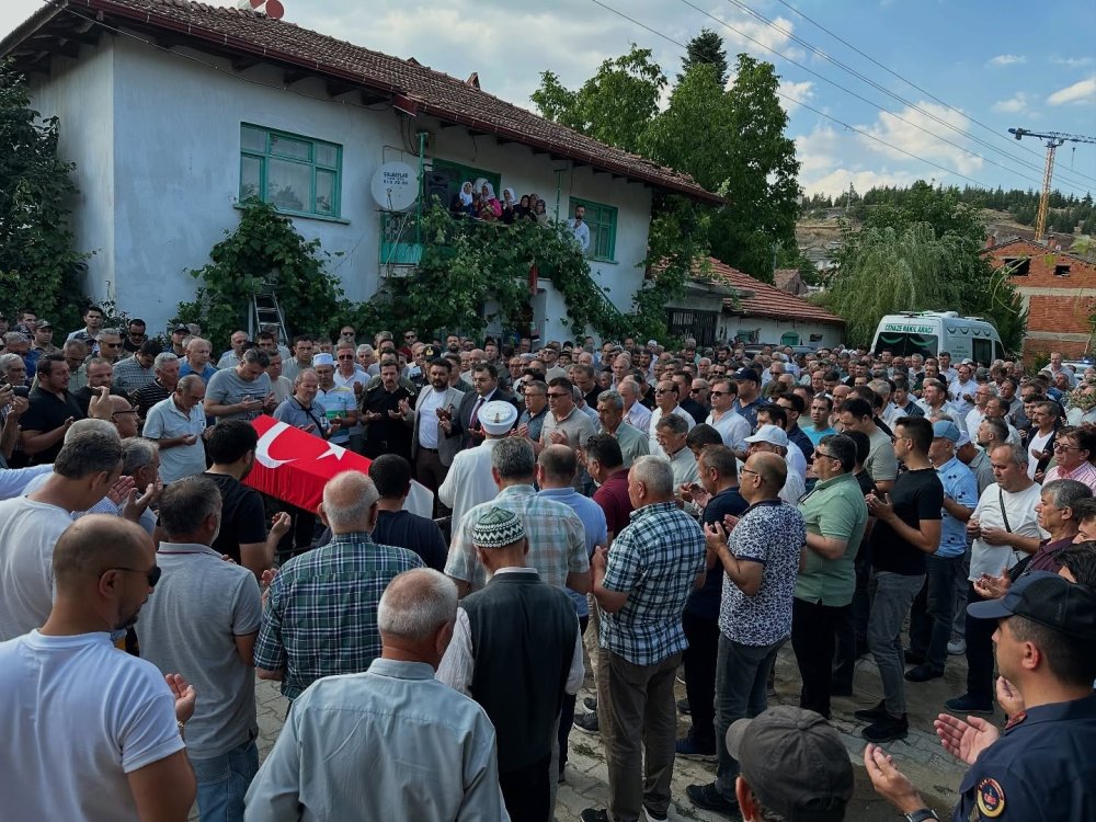 Kalp Krizi Sonucu Vefat Eden Polis Toprağa Verildi
