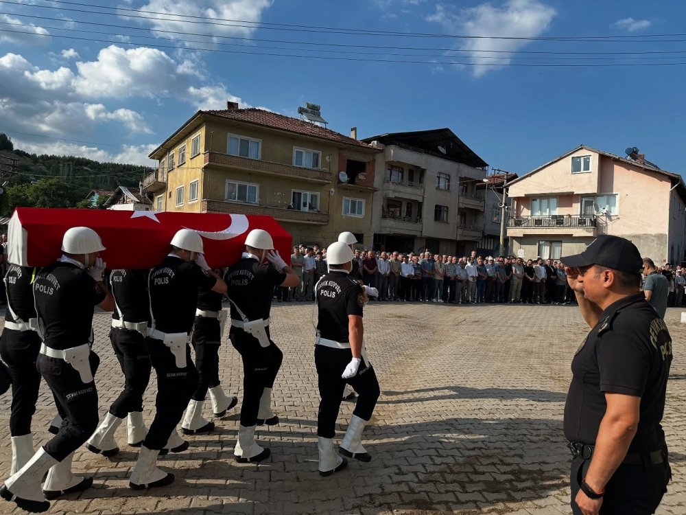 Kalp Krizi Sonucu Vefat Eden Polis Toprağa Verildi
