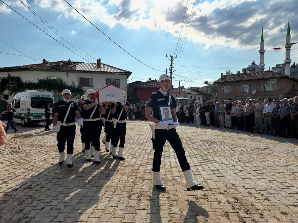 Kalp Krizi Sonucu Vefat Eden Polis Toprağa Verildi