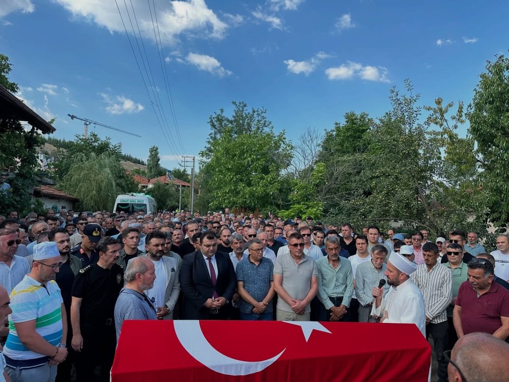 Kalp Krizi Sonucu Vefat Eden Polis Toprağa Verildi