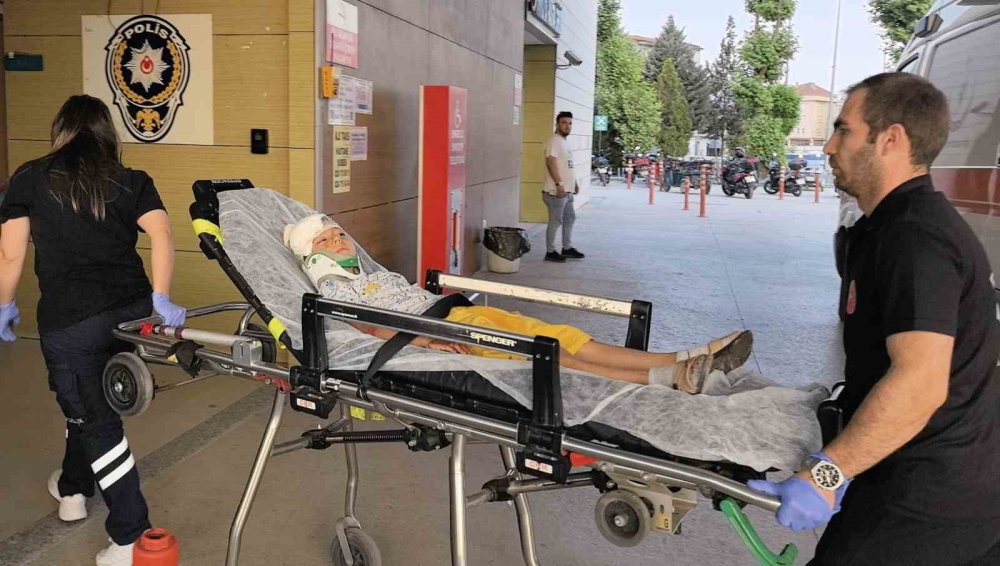 Sürgülü Kapının Altında Kalan Çocuk Ağır Yaralandı