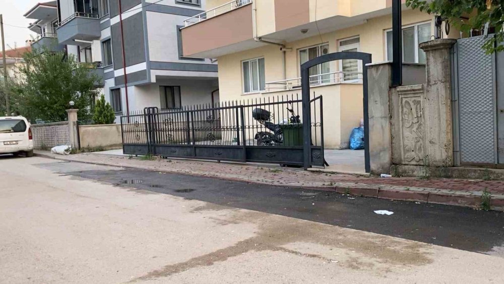 Sürgülü Kapının Altında Kalan Çocuk Ağır Yaralandı