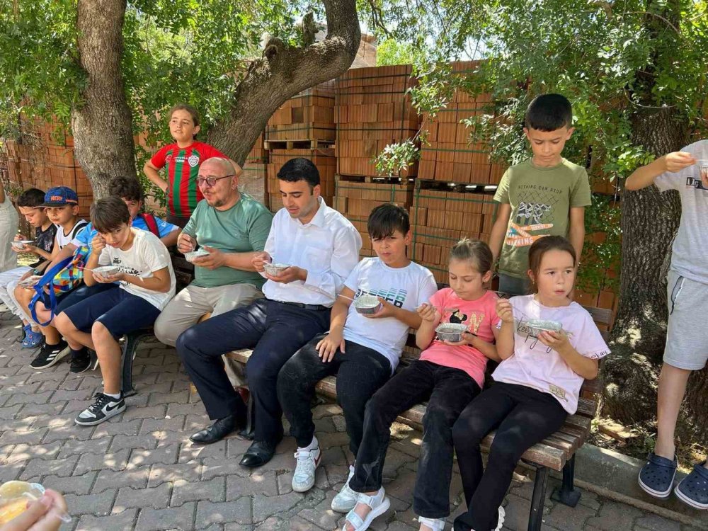 Yaz Kur’an Kursu Öğrencilerine Aşure İkramı