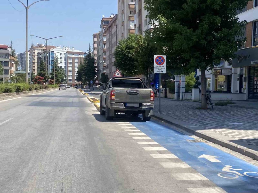Bisiklet Yolları Nedeniyle Sürücüler Park Sorunu Yaşıyor