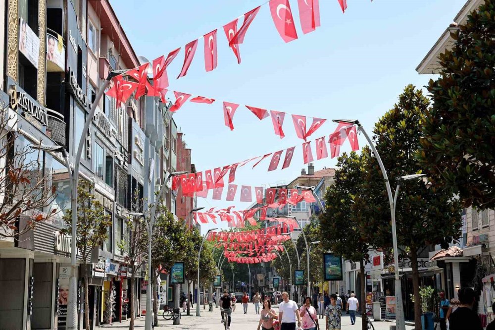 Cadde Ve Sokaklar Ay-yıldızlı Bayraklarla Donatıldı