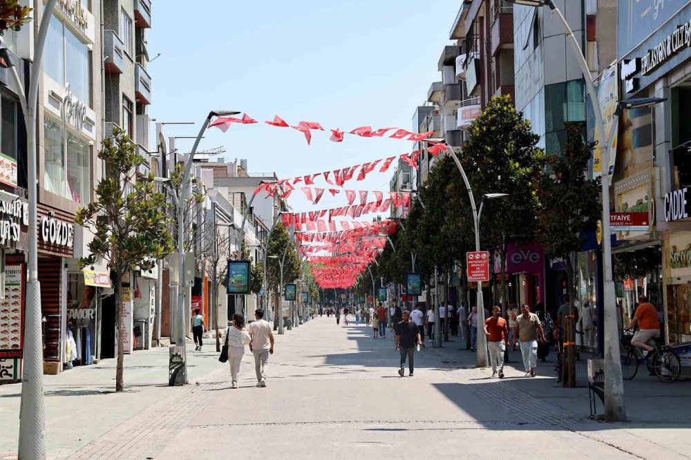 Cadde Ve Sokaklar Ay-yıldızlı Bayraklarla Donatıldı