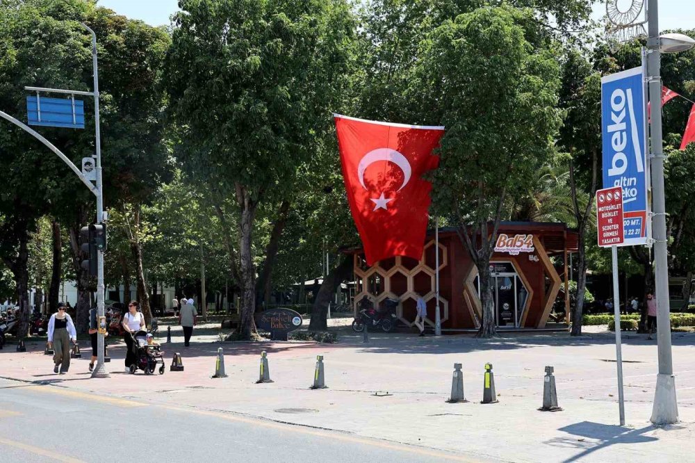 Cadde Ve Sokaklar Ay-yıldızlı Bayraklarla Donatıldı