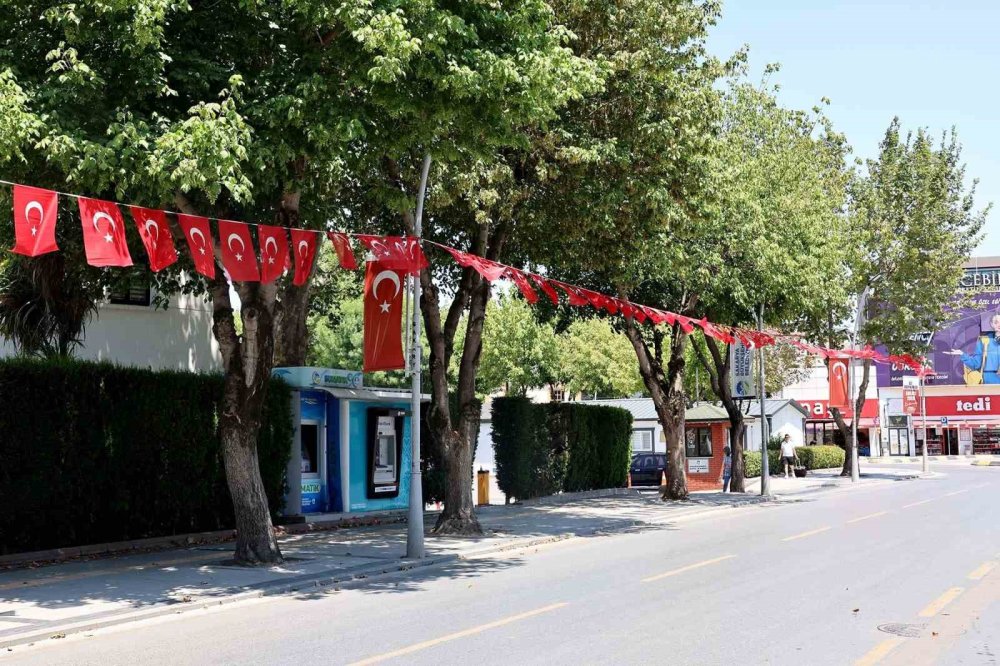 Cadde Ve Sokaklar Ay-yıldızlı Bayraklarla Donatıldı
