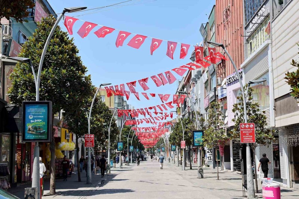 Cadde Ve Sokaklar Ay-yıldızlı Bayraklarla Donatıldı