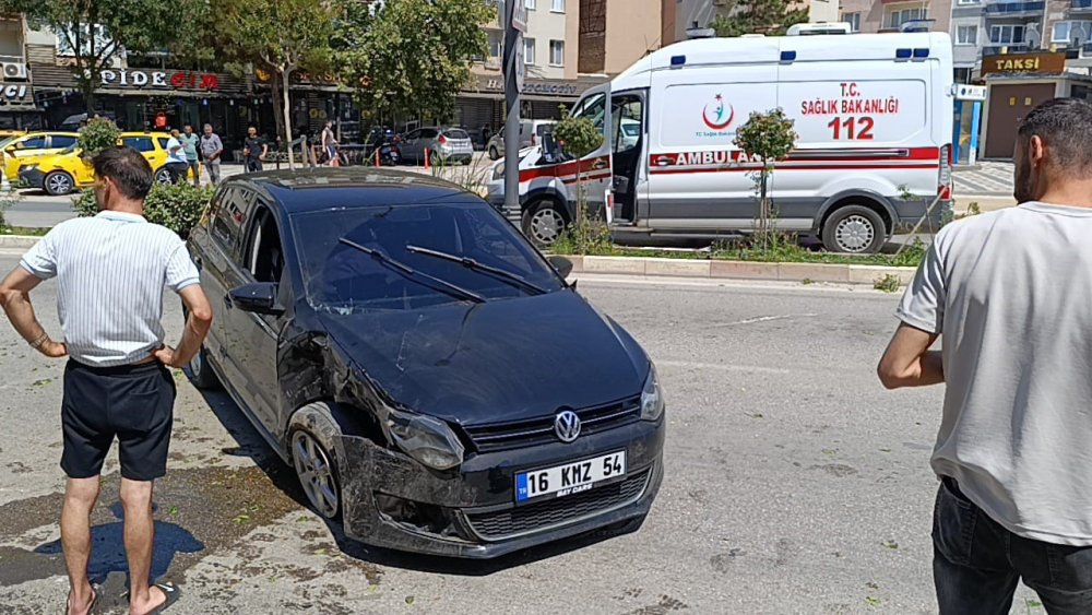 İki Araç Kafa Kafaya Çarpıştı: 4 Yaralı