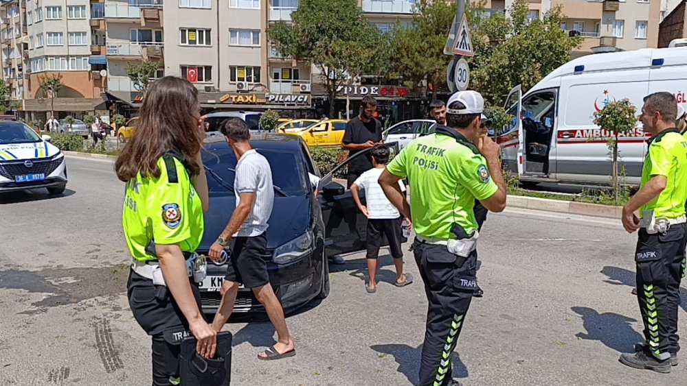 İki Araç Kafa Kafaya Çarpıştı: 4 Yaralı