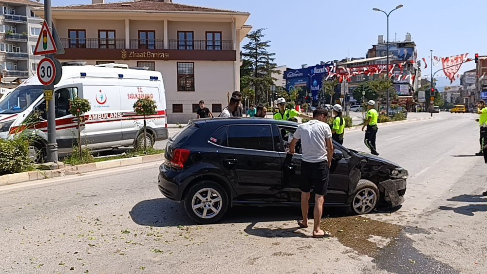 İki Araç Kafa Kafaya Çarpıştı: 4 Yaralı