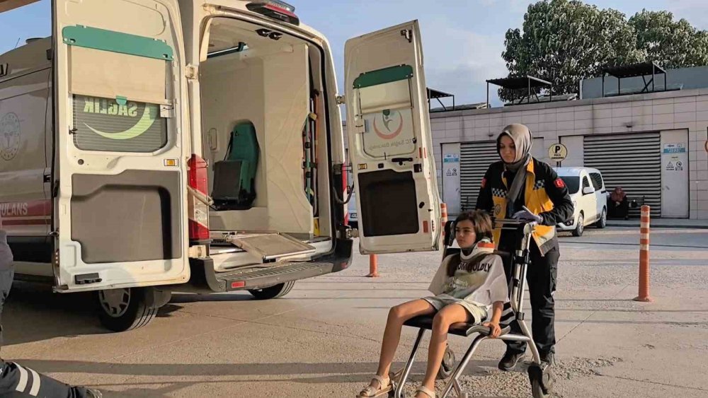 İki Otomobil Çarpıştı: 1’i Ağır 4 Yaralı