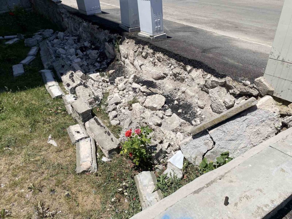 Kaldırıma Park Edilen Kamyonlar Nedeniyle Bahçe Duvarı Yıkıldı