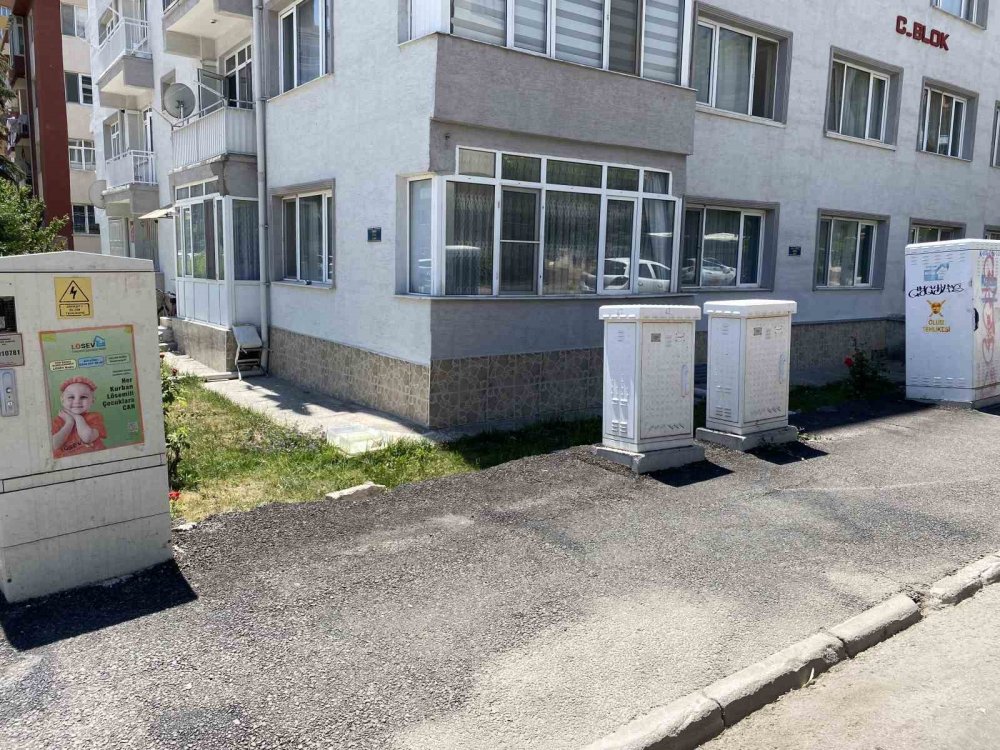 Kaldırıma Park Edilen Kamyonlar Nedeniyle Bahçe Duvarı Yıkıldı