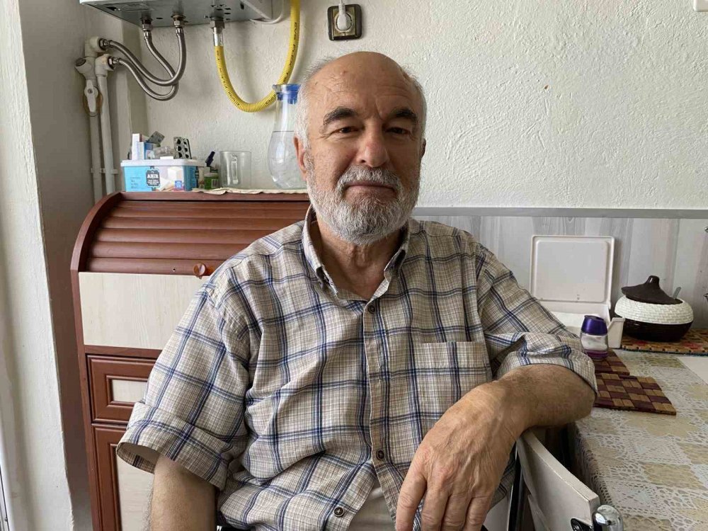 Kaldırıma Park Edilen Kamyonlar Nedeniyle Bahçe Duvarı Yıkıldı