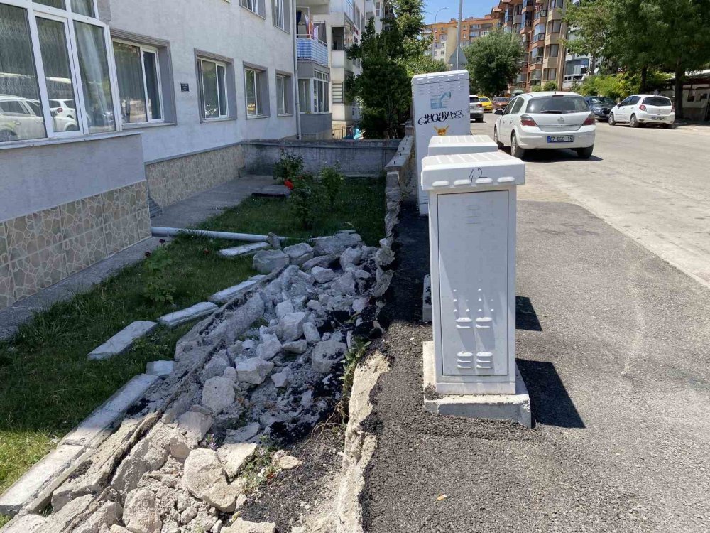Kaldırıma Park Edilen Kamyonlar Nedeniyle Bahçe Duvarı Yıkıldı