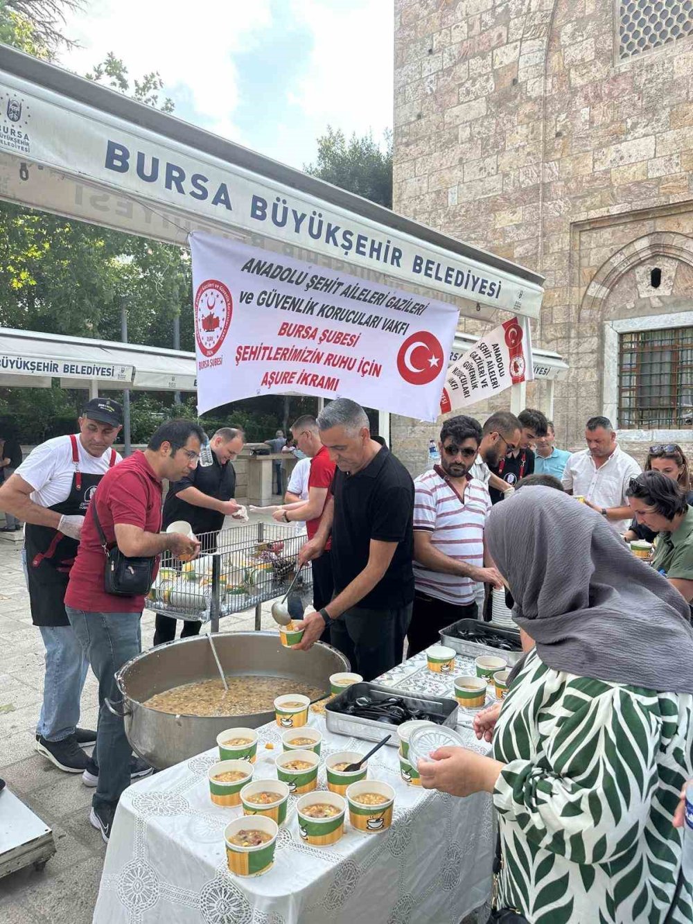 Şehitlerin Hayrına Aşure Dağıtıldı