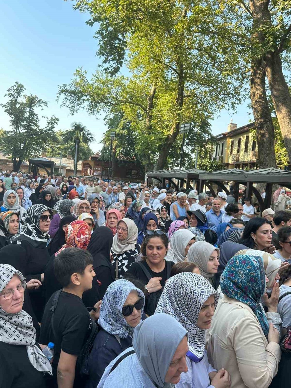 Şehitlerin Hayrına Aşure Dağıtıldı