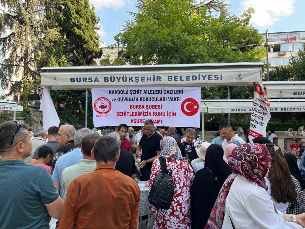 Şehitlerin Hayrına Aşure Dağıtıldı