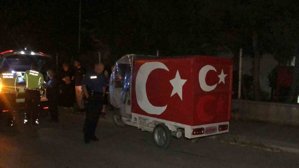 Yolun Karşısına Geçmek İsteyen Kadına Ters Yönden Gelen  Araç Çarptı