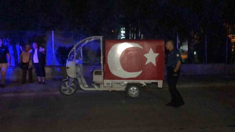 Yolun Karşısına Geçmek İsteyen Kadına Ters Yönden Gelen  Araç Çarptı
