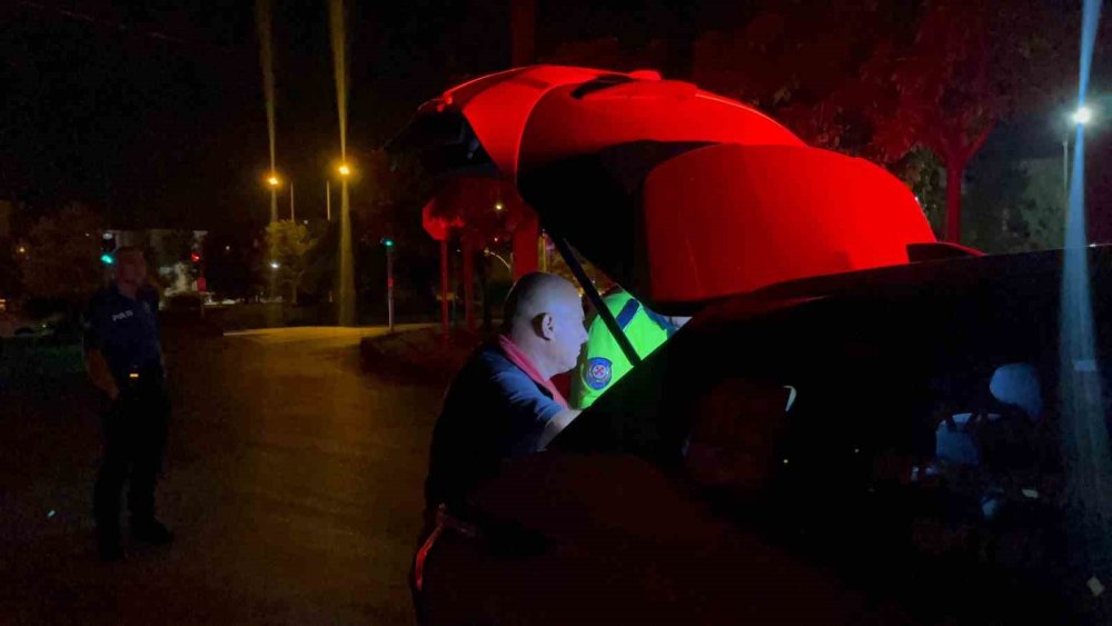 Yolun Karşısına Geçmek İsteyen Kadına Ters Yönden Gelen  Araç Çarptı