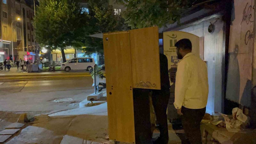 Bu Gençler Ekmeklerini Gardıroptan Kazanıyor