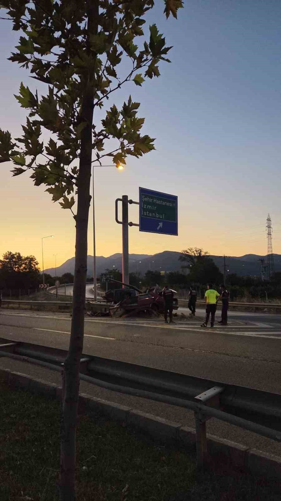 Kontrolden Çıkan Otomobil Bariyere Girdi!