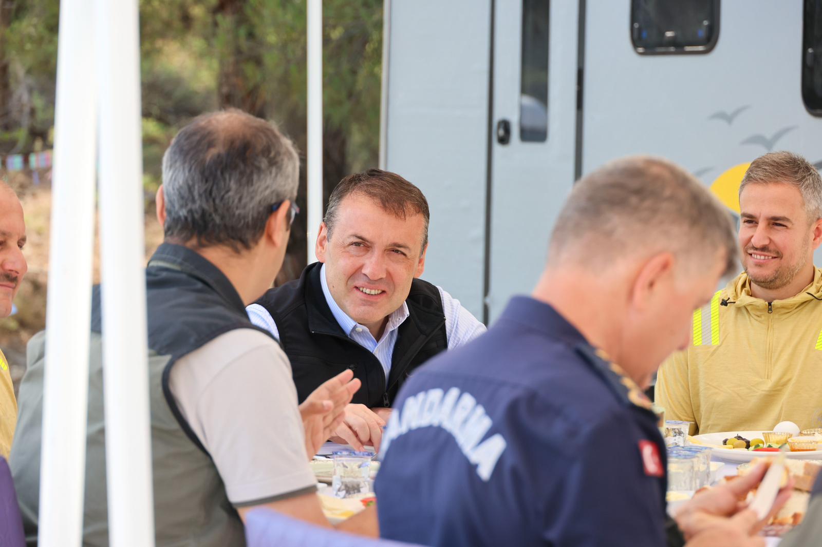 vali-sozer-kahraman-ormancilar-ile-bir-araya-geldi1.jpg