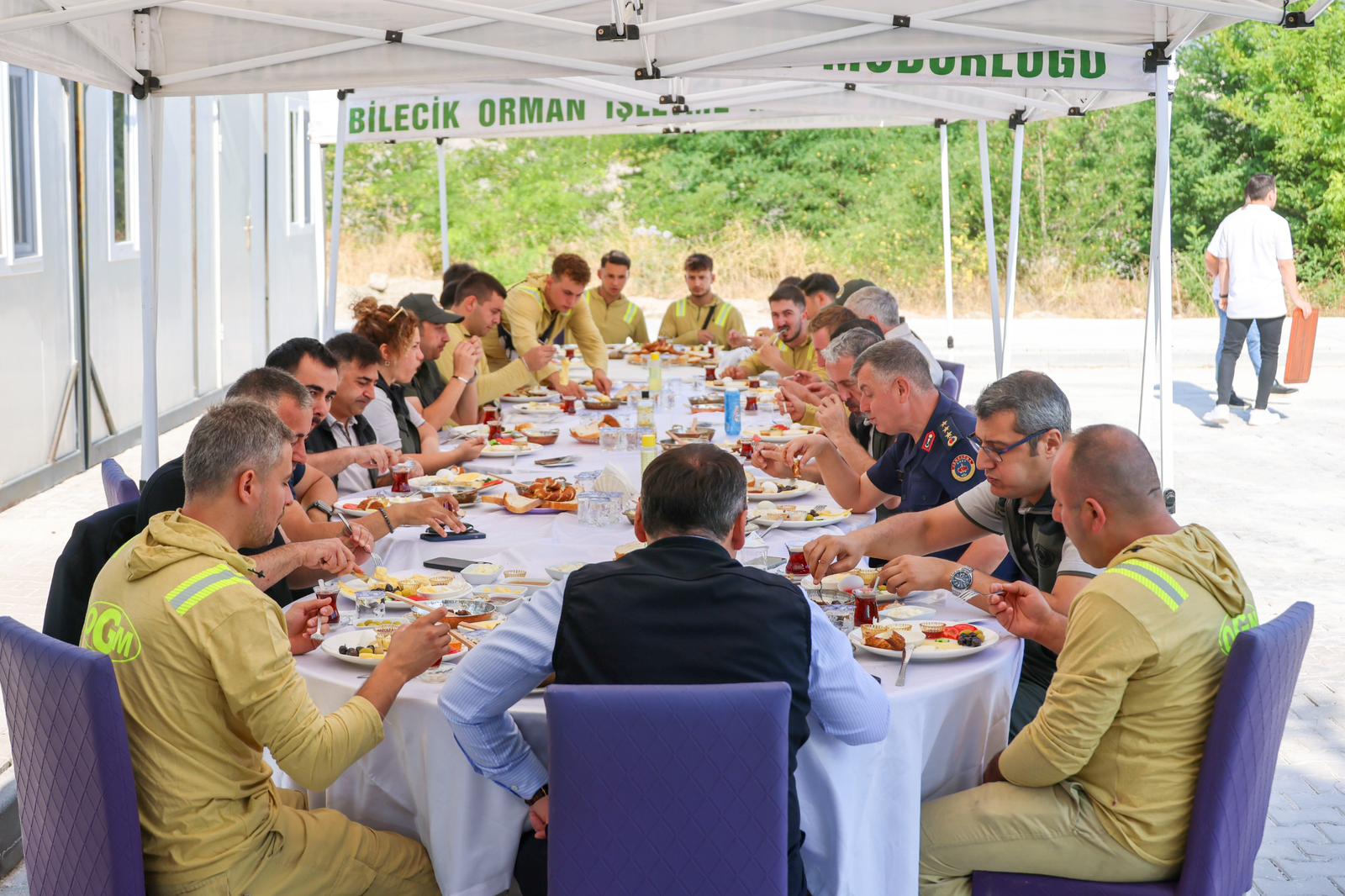 vali-sozer-kahraman-ormancilar-ile-bir-araya-geldi2.jpg