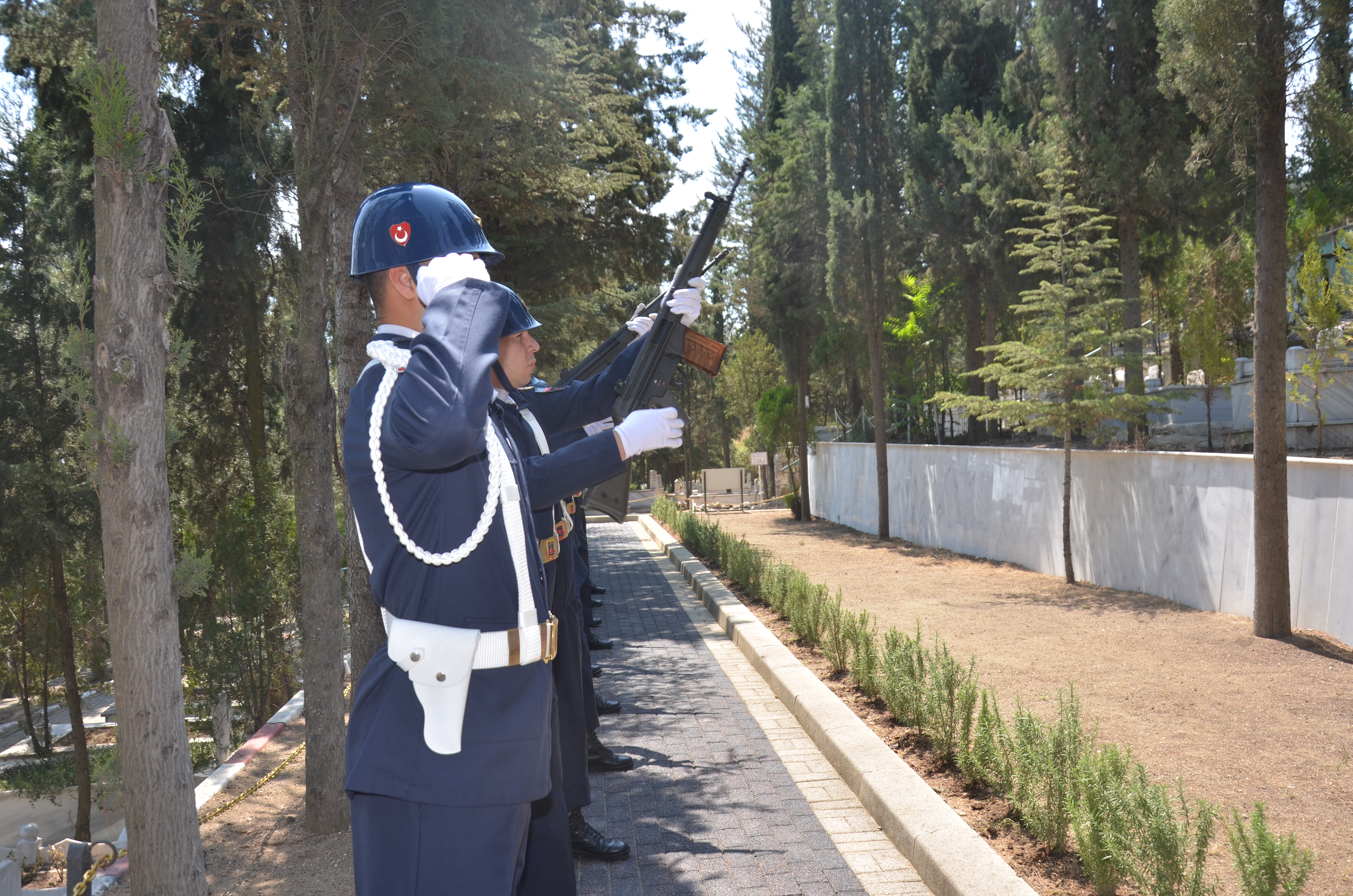 ehitlerimiz-rahmetle-anildi-2.jpg