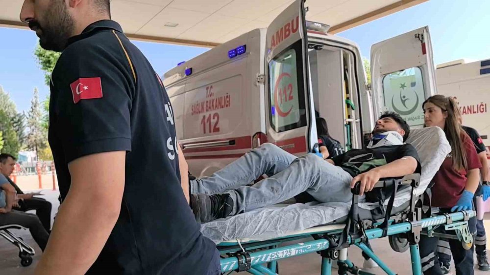 Otomobil Kontrolden Çıktı, Önce Direğe Sonra Evin Koruma Tellerine Çarptı