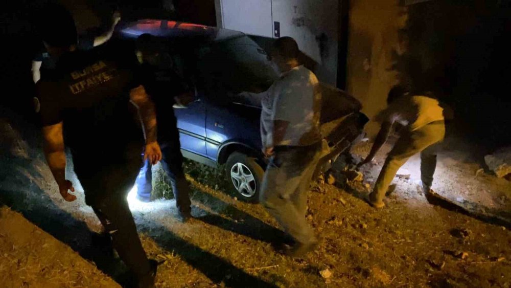Otomobil Şarampole Uçup Trafoya Çarptı: Kazayı Burnu Bile Kanamadan Atlattı