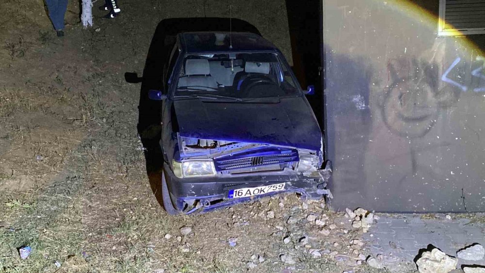 Otomobil Şarampole Uçup Trafoya Çarptı: Kazayı Burnu Bile Kanamadan Atlattı