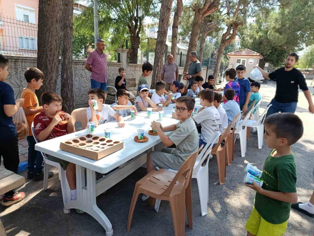 Kur’an Kursu Öğrencileri Yapılan İkramlarla Ödüllendiriliyor