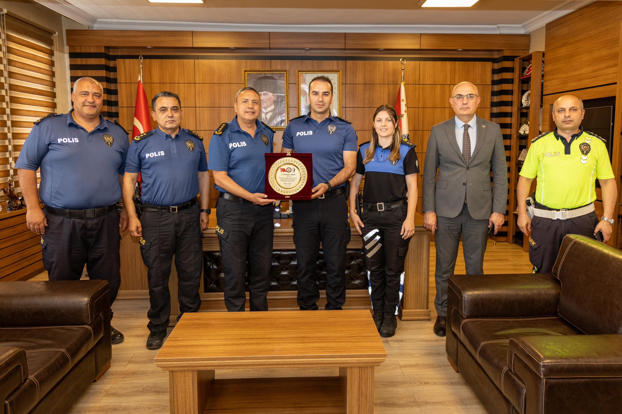 bilecikten-ayrilan-personellere-plaket-takdim-edildi.jpg