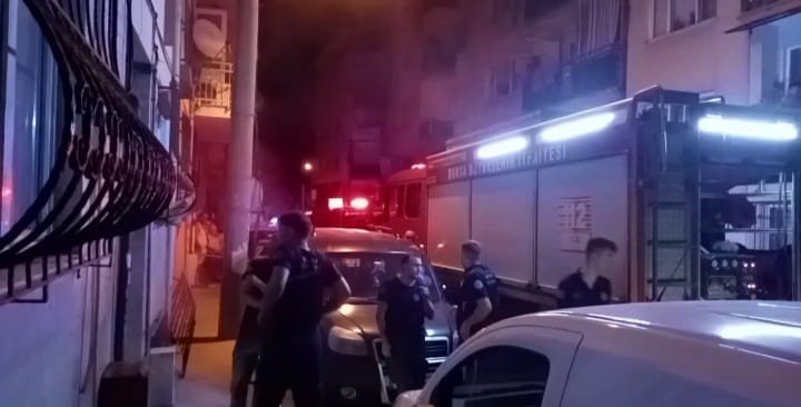 Gece Yarısı Mahalleyi Ayağa Kaldıran Yangın
