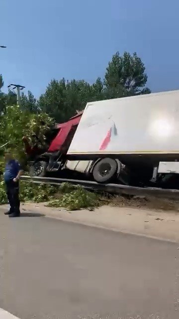 Kontrolden Çıkan Tır Devrildi
