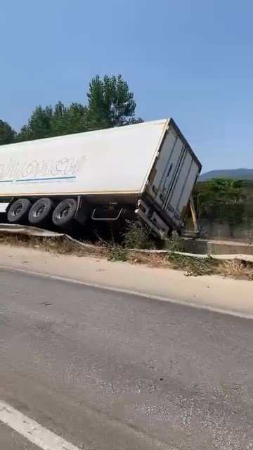 Kontrolden Çıkan Tır Devrildi