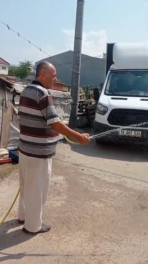 Sıcaktan Bunalan Leyleği Hortumla Serinletti