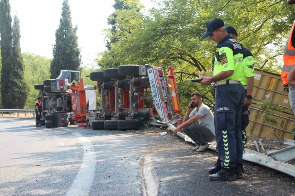 Anadolu Otoyolu’nda Tır Devrildi