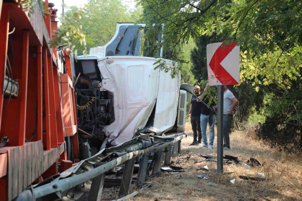 Anadolu Otoyolu’nda Tır Devrildi