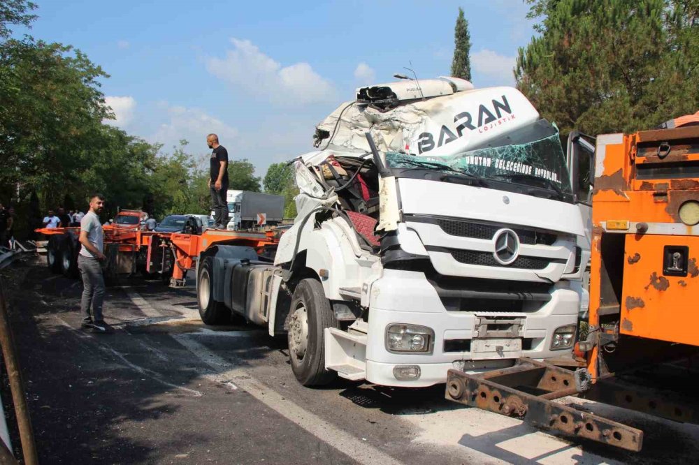 Anadolu Otoyolu’nda Tır Devrildi
