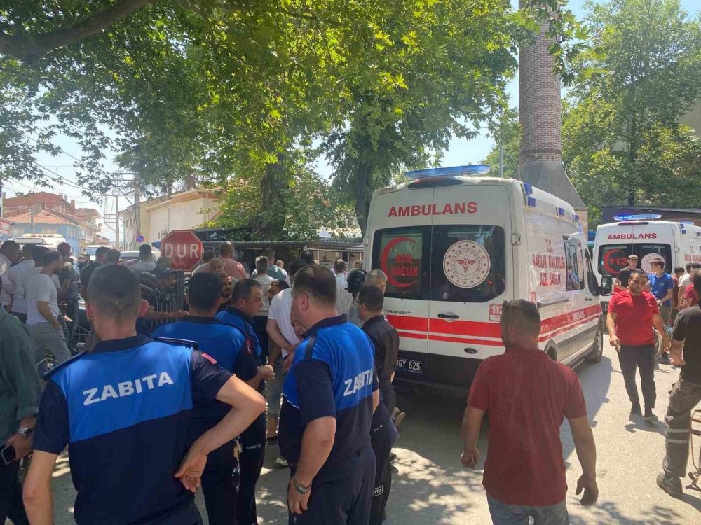 Cuma Namazı Çıkışı Silahlı Saldırı: 4 Kişi Yaralandı