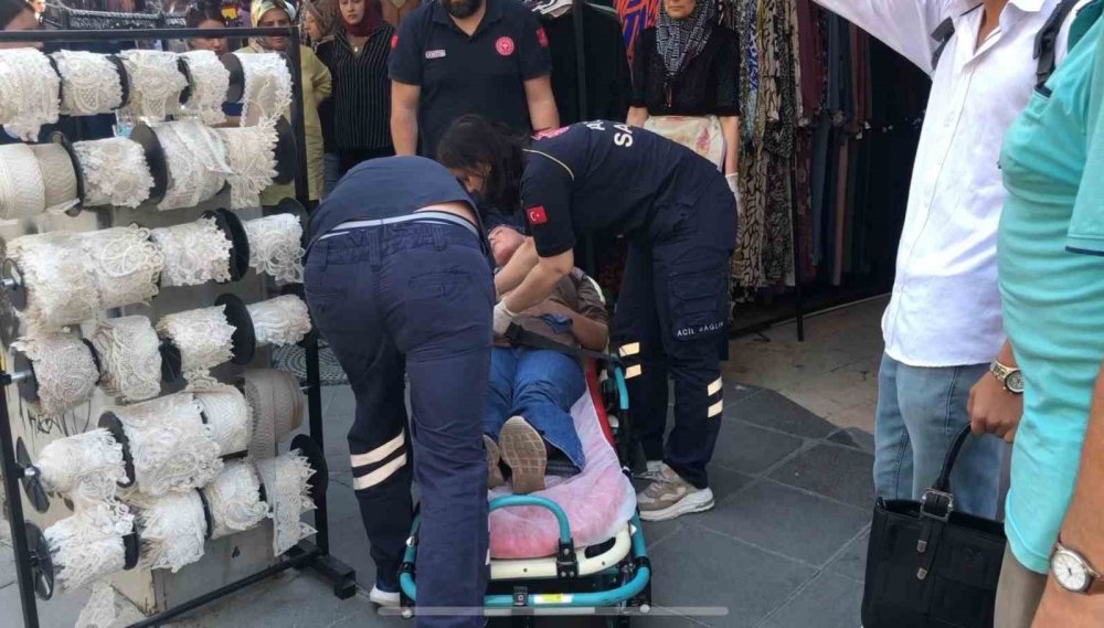 Giyim Mağazası Önünde Aniden Bayıldı