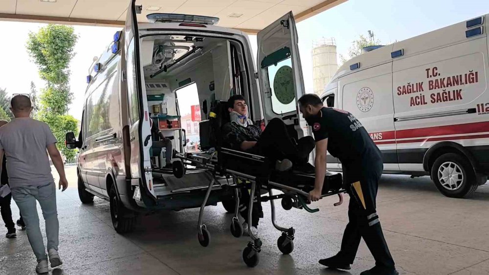 Hafif Ticari Araç Kamyonetle Çarpıştı: 3 Yaralı