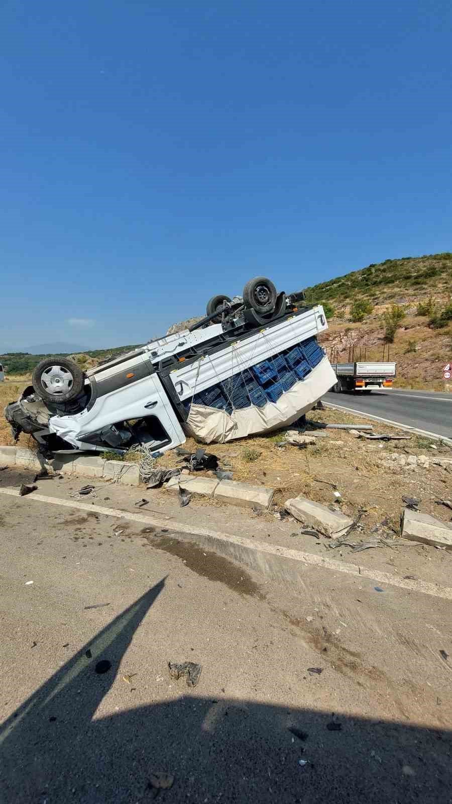 Hafif Ticari Araç Kamyonetle Çarpıştı: 3 Yaralı