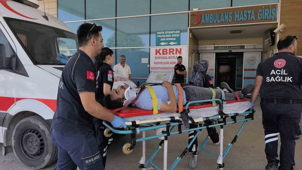 Hafif Ticari Araç Kamyonetle Çarpıştı: 3 Yaralı