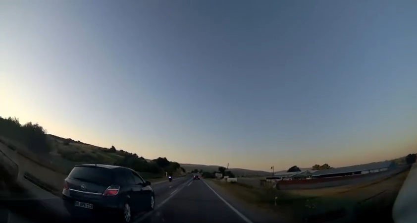 Hatalı Sollama Yapan Otomobil Motosikleti Teğet Geçti